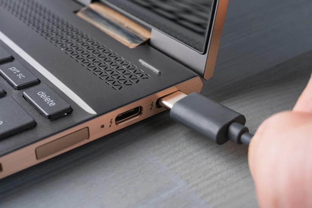 How does a USB-C laptop charger's voltage work?