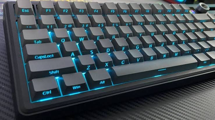 Screen, keyboard, build and battery: where it gives ground